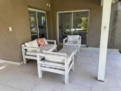 Casa en Alquiler con 1 cochera