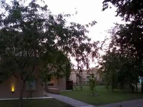 Casa en Alquiler con 6 cocheras
