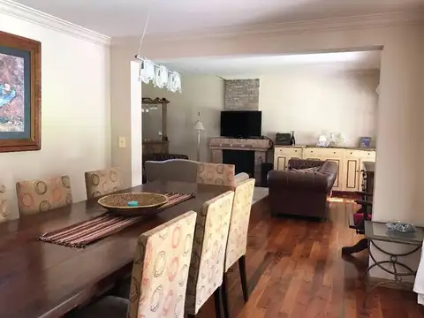 Casa 5 ambientes con 3 baños