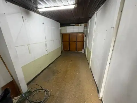 Casa en venta de 3 Ambientes con garage + departamento al fondo de 2 Ambientes en Quilmes Centro