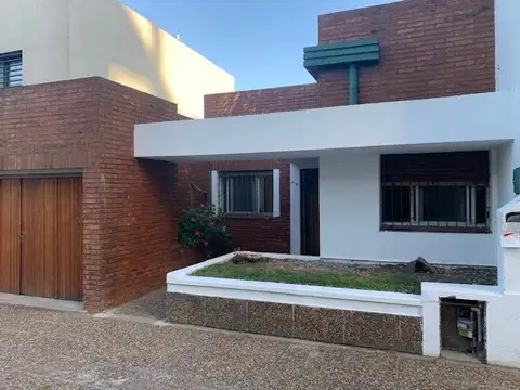 Casa en venta de 3 Ambientes con garage + departamento al fondo de 2 Ambientes en Quilmes Centro