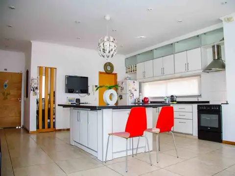 Casa en Alquiler en Jose Hernandez, USD 1.200