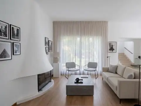 Casa en Venta con 2 cocheras