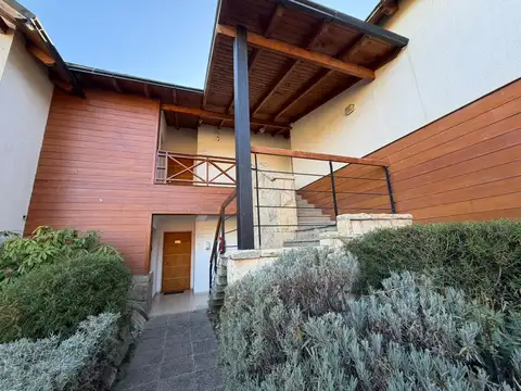 Precioso monoambiente, en primer piso, con baño completo y entrada de auto, ubicado dentro del complejo residencial y turístico VILLA HUAPI.
