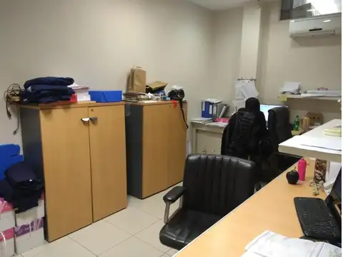 Galpón de 438 m2 (219 en P.B.m2 + 1er. piso 219 m2) en Avell