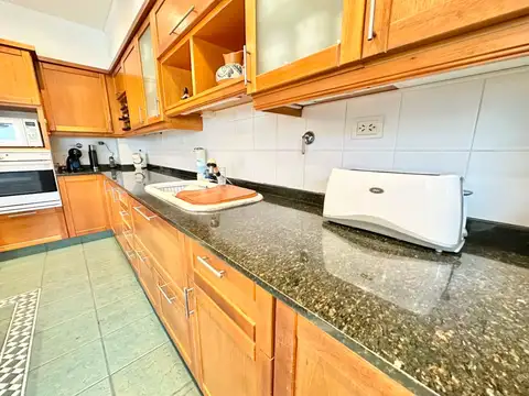 VENTA CASA 5 AMBIENTES C/ PILETA Y QUINCHO BERNAL