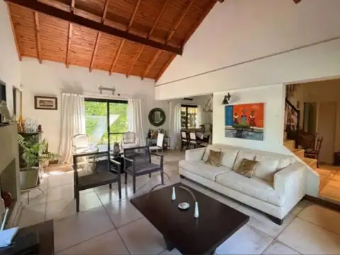 Casa 5 ambientes con 4 baños