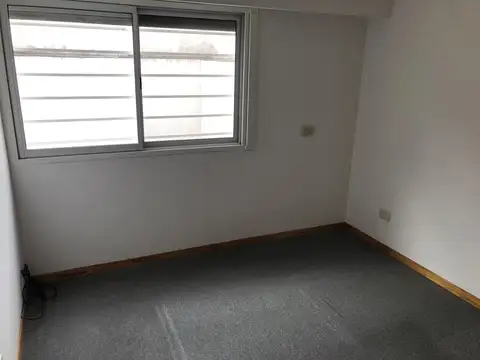 Semipiso al frente de escalera en Barrio Abasto,  2 dormitorios