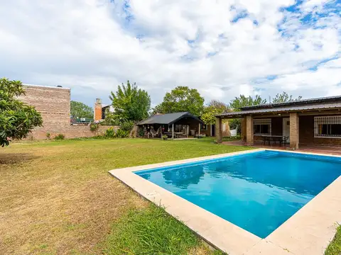 CASA EN VENTA CON PISCINA APTA CREDITO ALVEAR