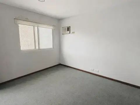 Oficina 10 ambientes con 2 baños