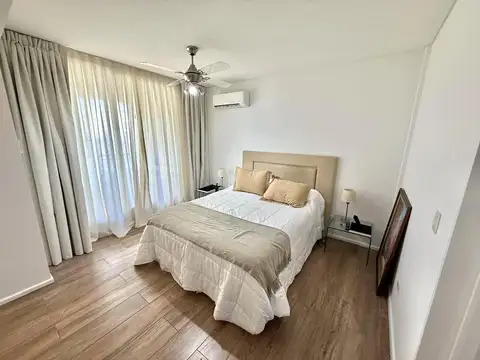 Departamento de 4 ambientes con cochera en edificio de categoría en el centro de Banfield Este