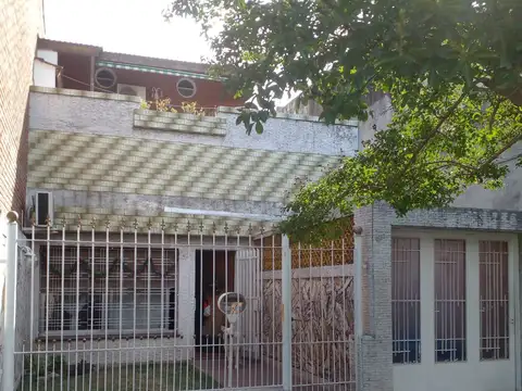 PH PLANTA BAJA SIN EXPENSAS CON MUCHO POTENCIAL- 2 BAÑOS- AMPLIO GARAGE CUBIERTO- -EXC. UBICACION