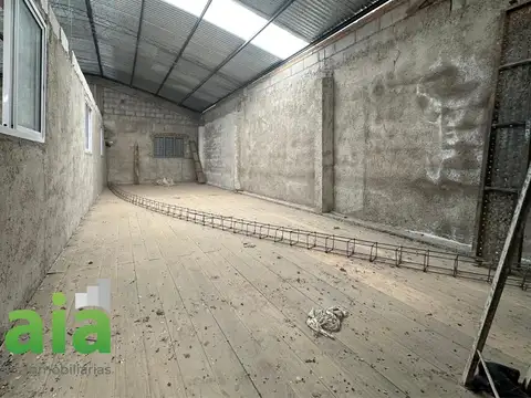 Galpón con oficinas