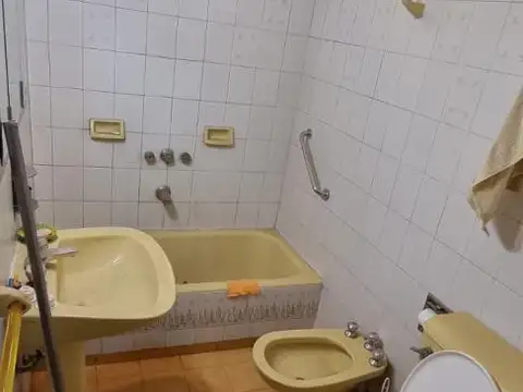 EN VENTA EN EL PALOMAR CHALET DE 4 AMBIENTES MUY BIEN UBICADO - FICHA 8959