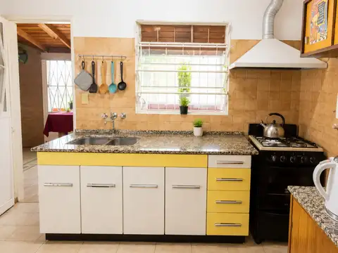 Casa 4 ambientes con 2 baños
