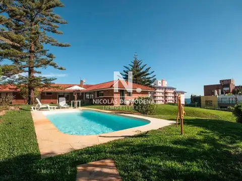 Expectacular casa a metros del mar. Playa Mansa. 5 dormitorios. 5 baños.