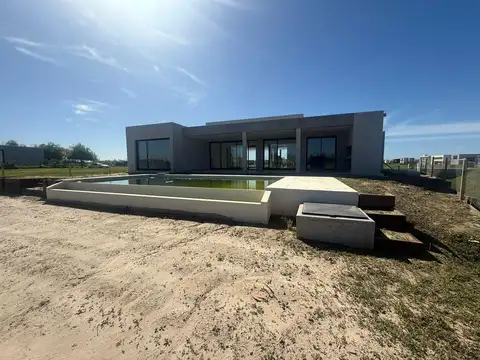 Casa en Venta con 3 cocheras