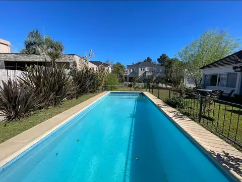 Casa en Alquiler con 2 cocheras