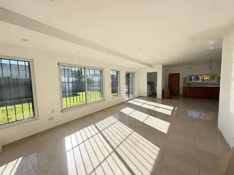 Casa de 4 ambientes a la venta en barrio sarmiento lujan apta credito hipotecario