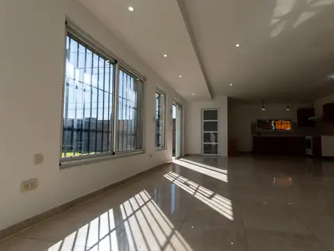 Casa en Venta en Sarmiento - Luján, USD 142.000