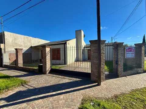 Casa de 4 ambientes a la venta en lujan barrio sarmiento con patio y cochera apta credito