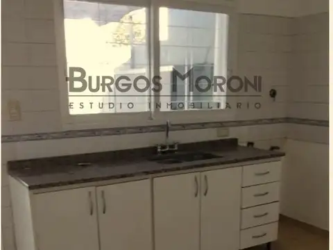 Alquiler, Casa en P.H. de 3 Ambientes en Esquina con Cochera y parque, ramos mejia