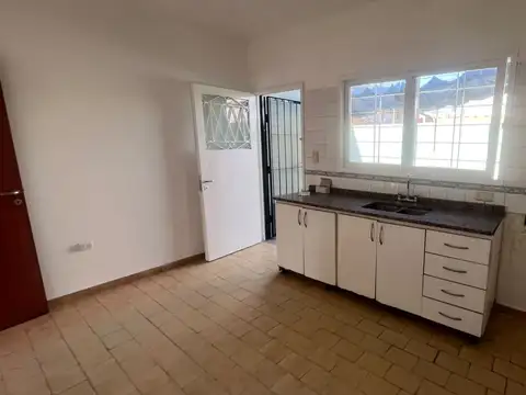 Alquiler, Casa en P.H. de 3 Ambientes en Esquina con Cochera y parque, ramos mejia