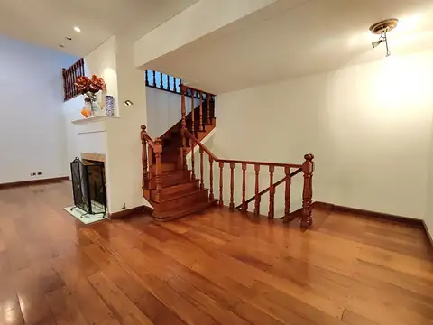 4 ambientes muy luminoso con cochera, amplio jardin y patio