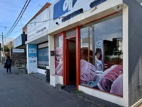 Local en venta en La Plata sobre Calle 32 [Cod: 7450-241]