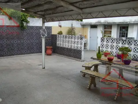 Casa 3 amb. mas 2 departamentos - VENTA EN BLOCK -