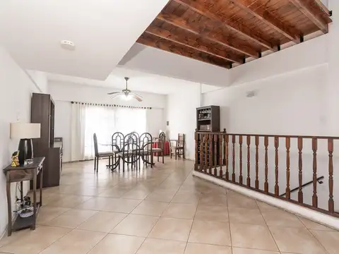 Casa en Venta con 10 cocheras
