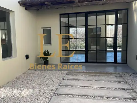 Casa en Venta con 4 cocheras