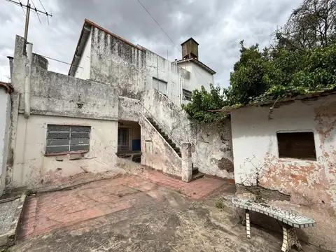VENTA DE CASA 4 AMBIENTES EN LOTE PROPIO - OLIVOS
