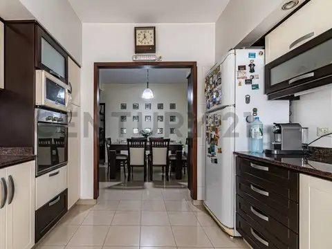 Oportunidad única 2 casas con entradas independientes. patio, Quincho, Cocheras, Terraza