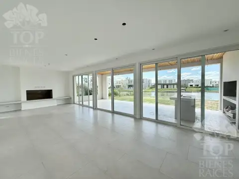 Casa 6 ambientes con 4 baños
