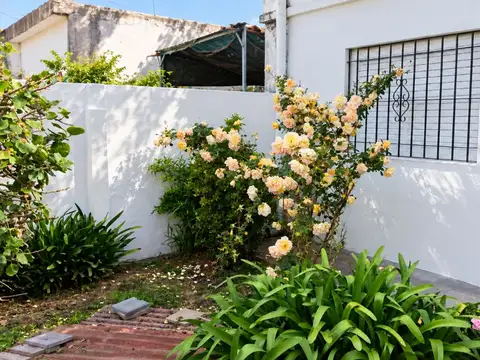 Casa p/ refaccionar amplio jardin libre