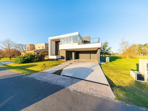 Casa en La Rinconada con vista a la cancha de polo
