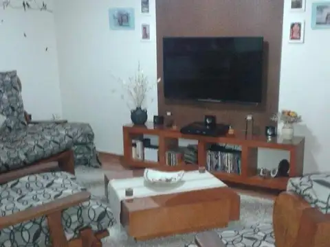 Casa 4 ambientes con quincho y pileta