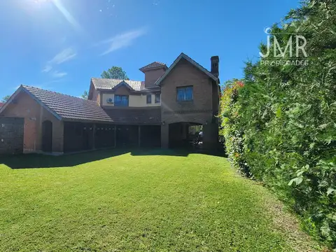 Casa familiar en La Casualidad con jardín y pileta — lote 800 m²