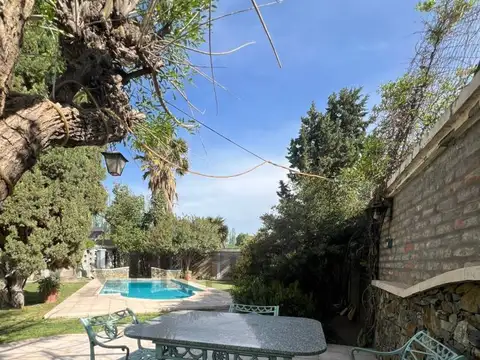 Casa en Alquiler con 5 cocheras