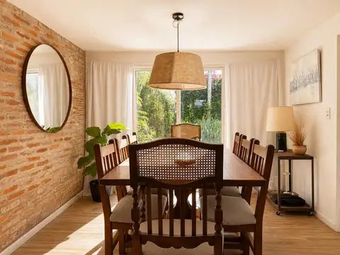 Venta casa de 4 amb.c/ jardín, galería y parrilla en el Bajo