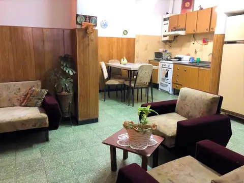 Casa de 3 dormitorio con local en esquina, cochera y patio