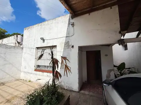 Casa 6 ambientes con 2 baños