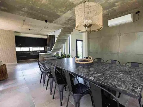 Casa en Alquiler en Area 60, USD 2.200