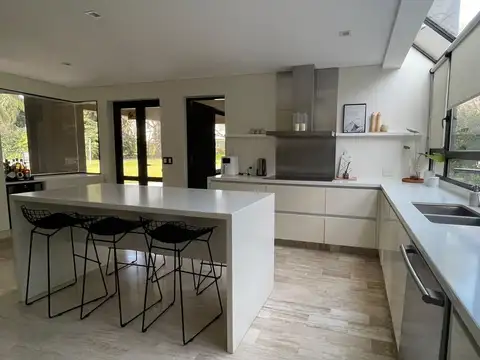 Casa 6 ambientes con 4 baños