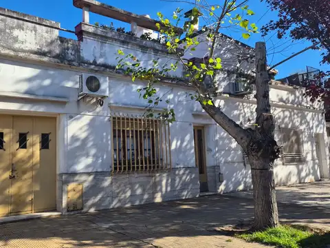 IMPRESIONANTE CASA DE 3 AMB. ANTIGUA EN IMPECABLE ESTADO GRAN FONDO LIBRE