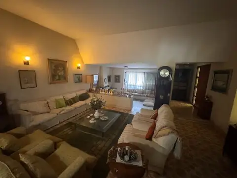 Casa en Venta con 3 cocheras