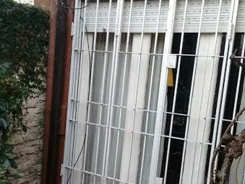 Casa 6 ambientes con 2 baños