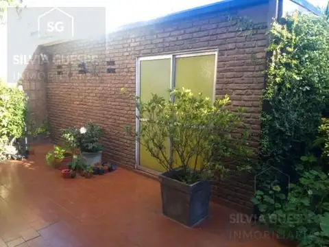 VENTA EXCELENTE CASA TIPO PH , AMPLIO, CON MUCHOS ESPACIOS VERDES , SEIS AMBIENTES COCHERA OPCIONAL A BAJO PRECIO