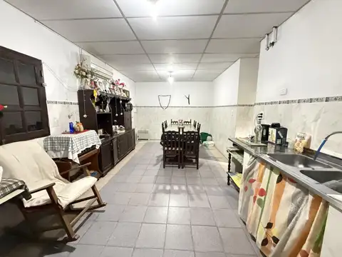 Casa de 2 dormitorios con patio en venta - Barrio Barberán